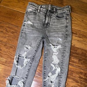 ✨ Torn Grey AE Skinny Jeans 🤍